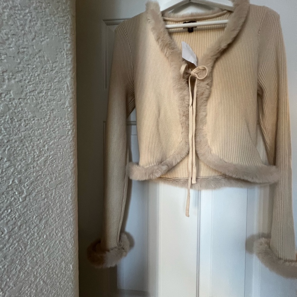 Chic Beige Fur-Trimmed Cardigan - Picture 2 of 8